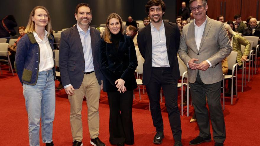 Por la izquierda, Claudia Hupkau, Luis Miller, Elena Lasarte, Toni Roldán e Ignacio Prendes, en el Club Prensa Asturiana de LA NUEVA ESPAÑA.