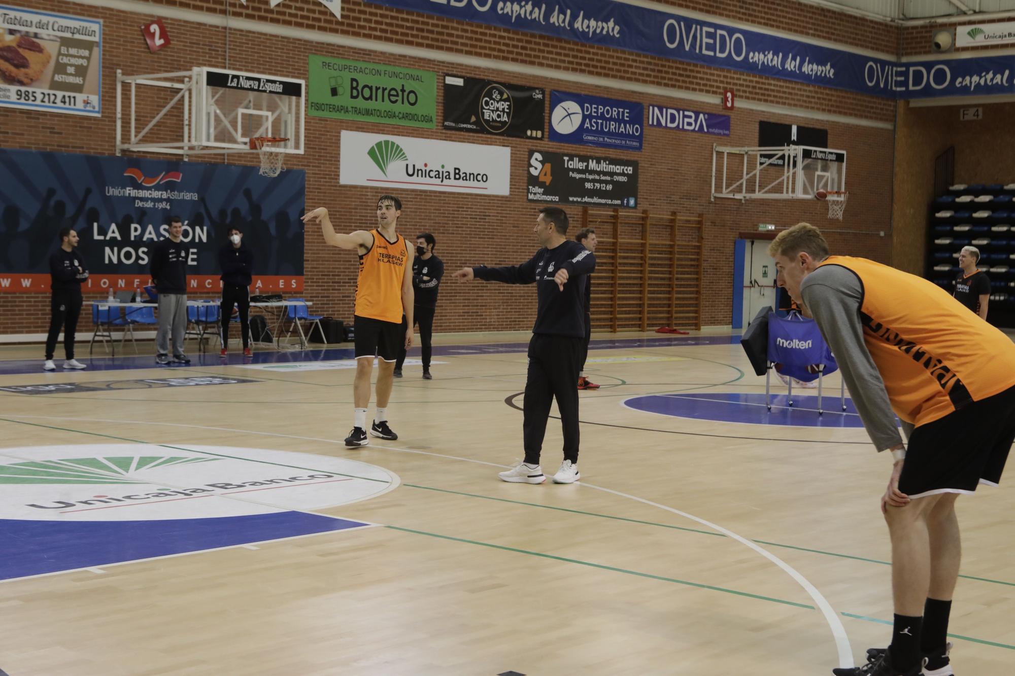 Entrenamiento del Oviedo Club Baloncesto en Pumarín