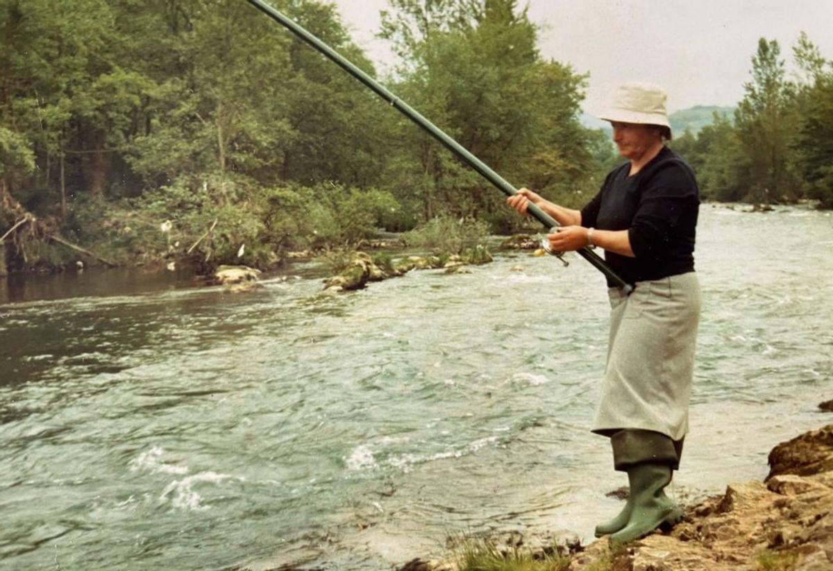 María Josefa Marcos, pescando en el Sella. | |  I. COLLÍN