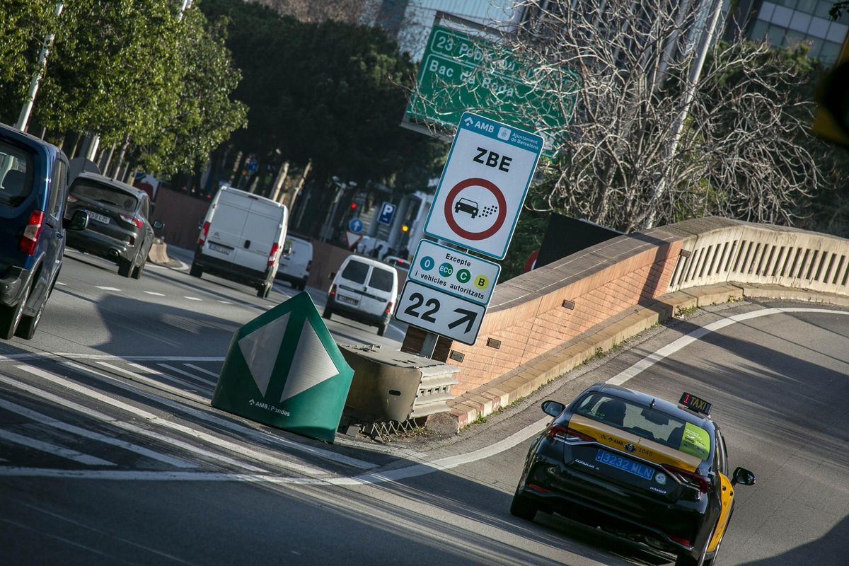 Cartel de la Zona de Bajas Emisiones en una salida de la ronda Litoral, en Barcelona.