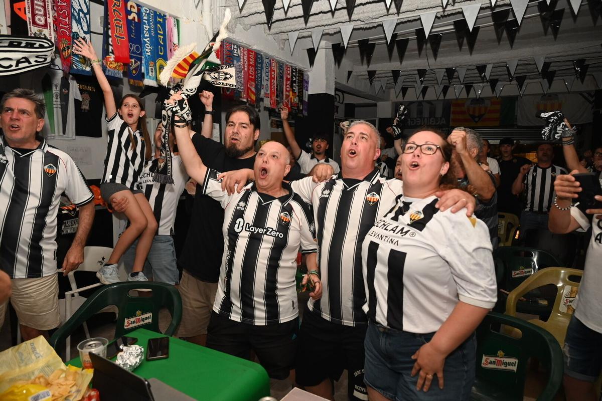 Los aficionados del CD Castellón siguen el partido contra el Almería en los bares de la ciudad