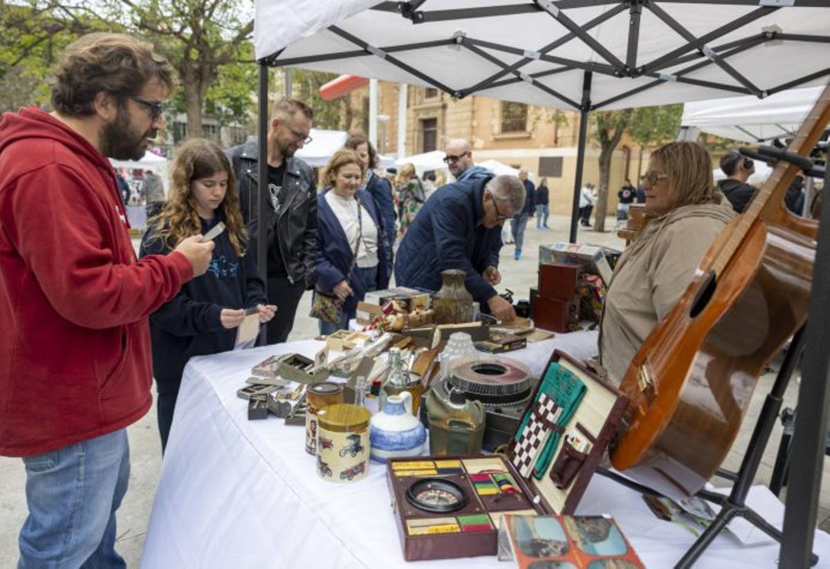 Una guitarra y juegos clásicos, en un expositor.