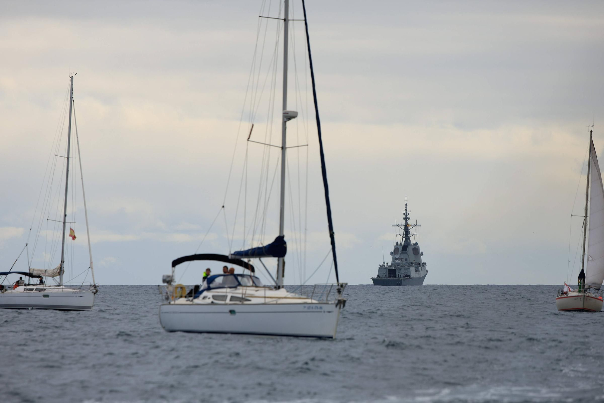 En imágenes: así se despidieron más de 40 embarcaciones del "Elcano" y la "Blas de Lezo" surcando la costa de Gijón