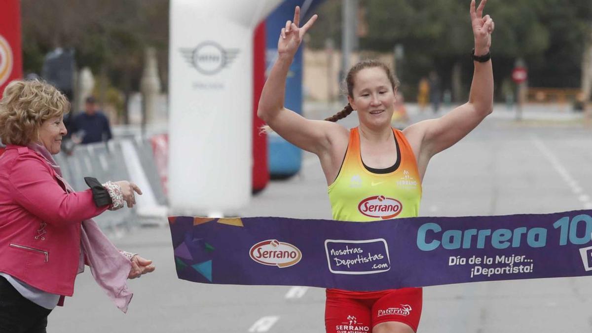 Noelia Juan celebra el triunfo ayer, con un tiempo de 33:58.  | J.M. LÓPEZ