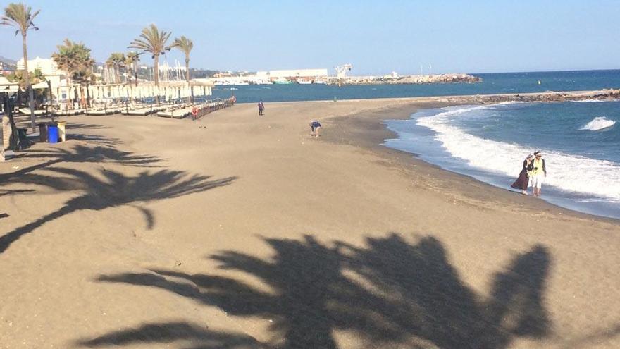 Imagen de un antiguo espigón en la playa de La Venus de Marbella.