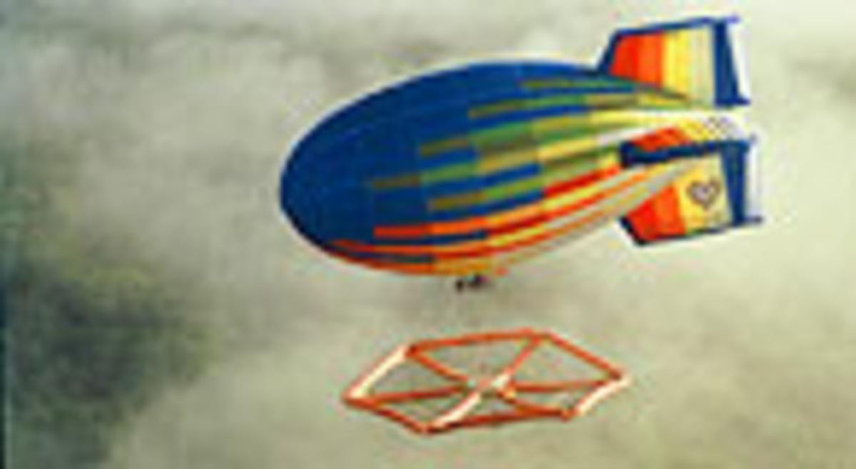 Imagen del dirigible poco antes de depositar la balsa sobre la selva ecuatoriana.