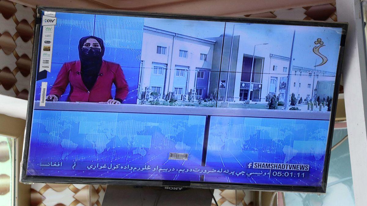 Una presentadora de televisió afgana amb el rostre tapat