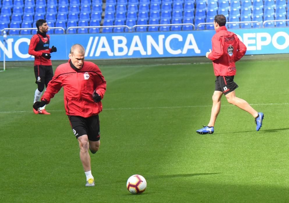 Los futbolistas realizaron ayer en Riazor la última sesión de entrenamiento antes del partido de esta tarde contra el Rayo Majadahonda.