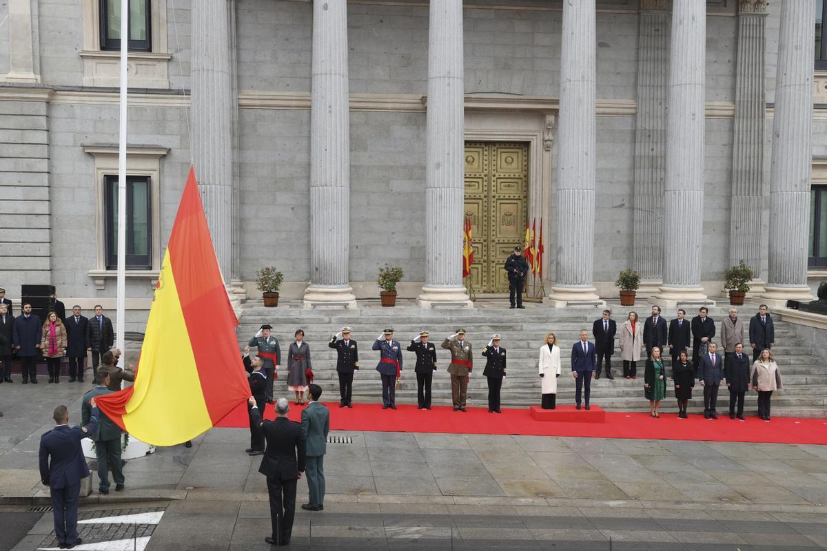 La presidenta del Congreso, Meritxell Batet (c-i) y el presidente del Senado, Ander Gil (c-d) asisten al izado de bandera junto con autoridades militares (i) y políticas (d) a las puertas del Congreso durante la Conmemoración del aniversario de la Constitución en Madrid. 