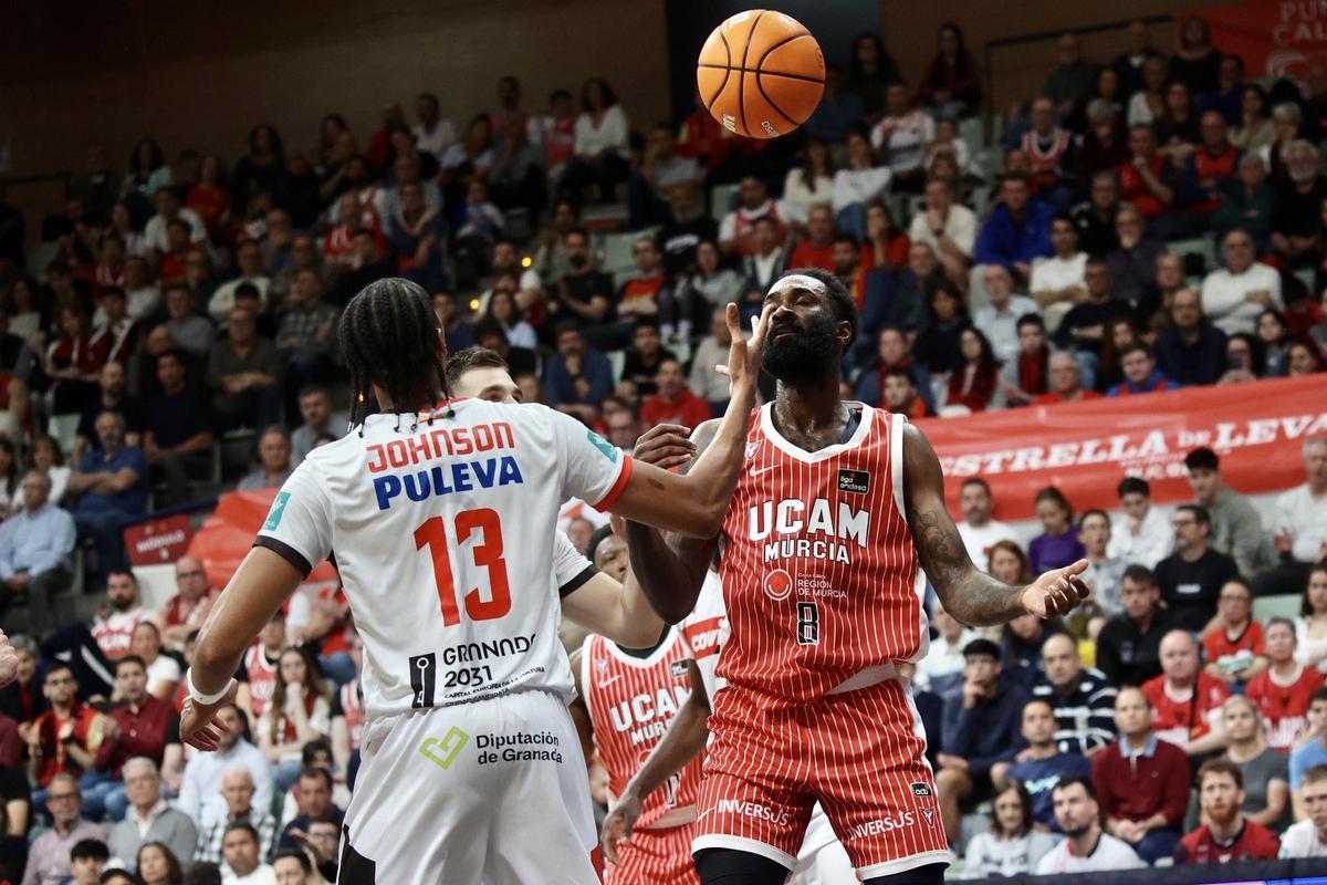 Howard Sant-Roos, del UCAM Murcia, durante el partido ante el Covirán Granada.