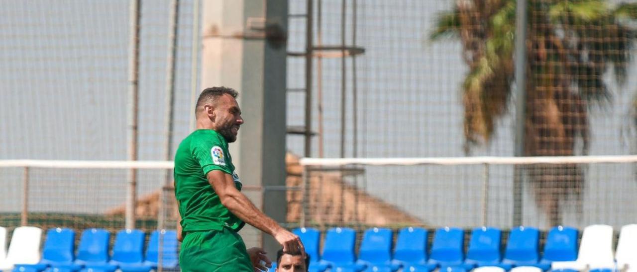 Gonzalo Verdú, la primera vez que tocó balón en su regreso tras tres meses sin jugar. | SONIA ARCOS / ECF