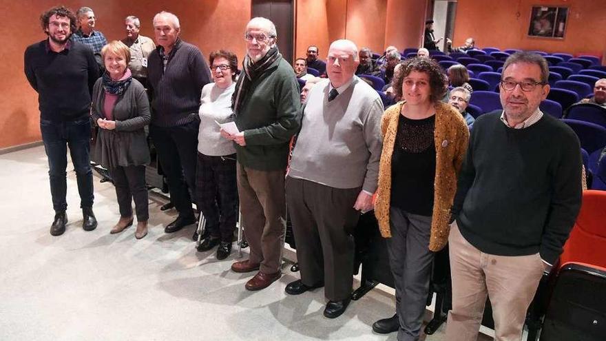 El presidente de Foro Cívico, Antón Luaces, flanqueado por autoridades, dirigentes vecinales y María Xosé Bravo.