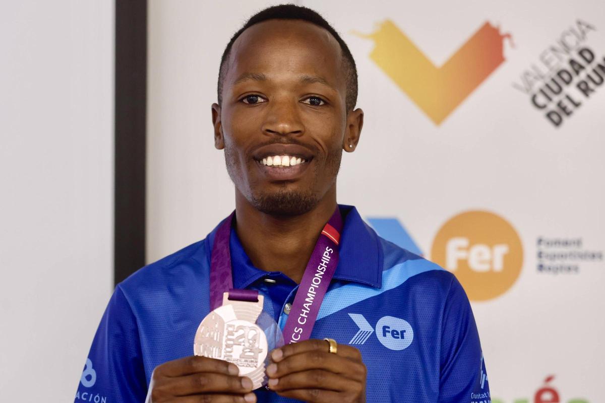 Thierry Ndikumwenayo muestra su medalla de bronce en 10.000 metros del Europeo de Roma