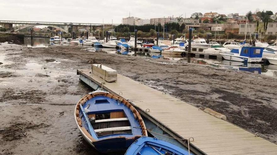 La acumulación de sedimentos en el Lérez en la zona del Club Naval de Pontevedra. // Gustavo Santos