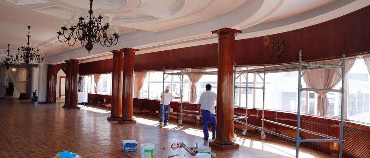 Los trabajos para pintar y barnizar el salón principal de la sede del Náutico ya han arrancado. // J. Lores