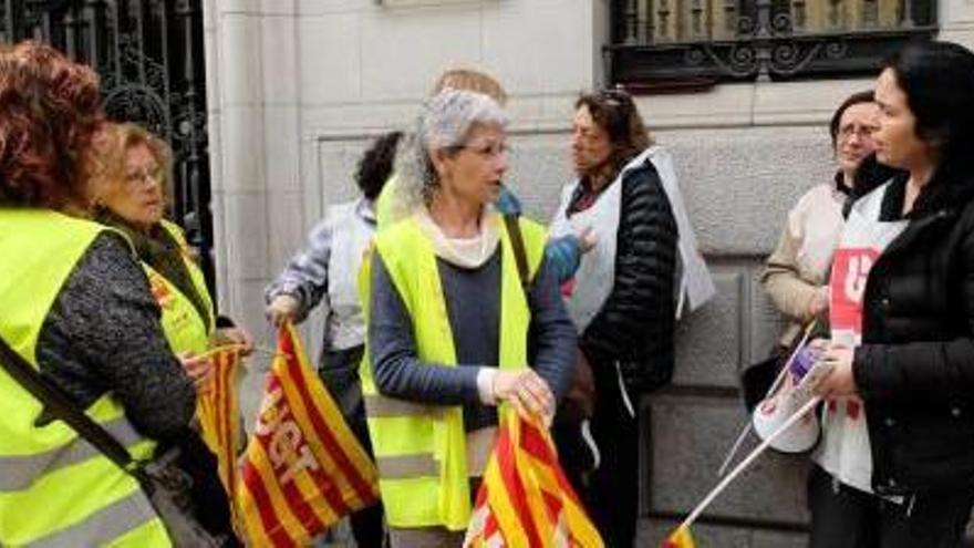 La manifestació davant del Consell Comarcal, a Figueres.