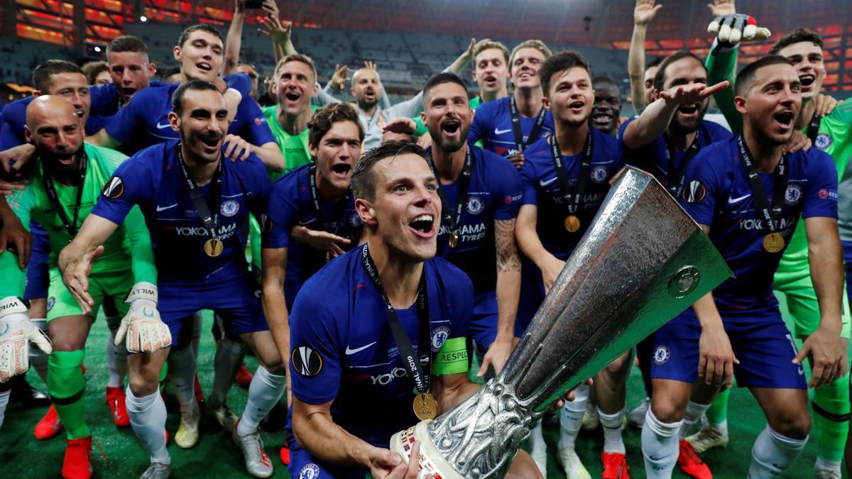 Azpilicueta levanta la Europa League de 2019.