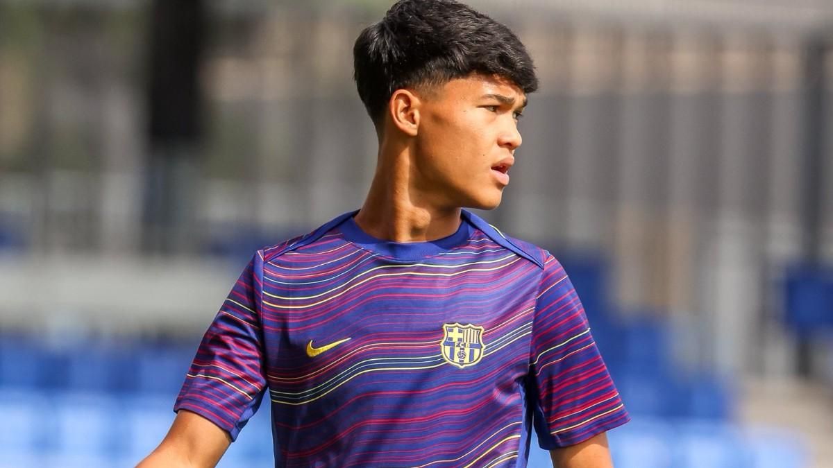 Dro's warm-up before making his debut in an official match with Barça Atlètic