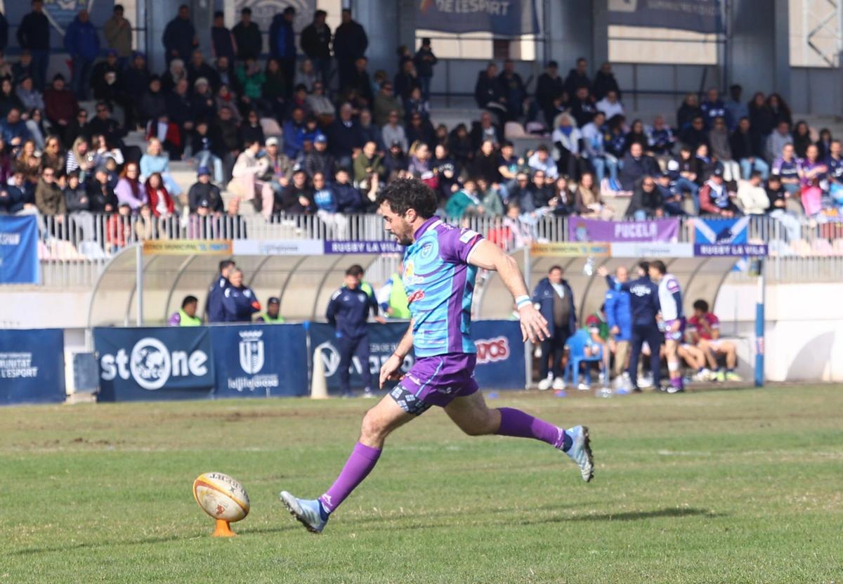 Güemes en una de las patadas que anotó