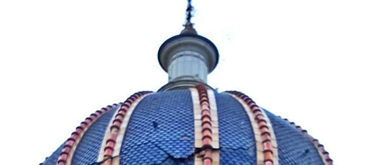 Grieta en el exterior de la cúpula de Sueca. | LEVANTE-EMV