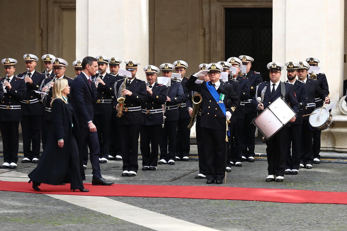 La primera ministra italiana, Giorgia Meloni (R), recibe al presidente del Gobierno español, Pedro Sánchez (L), en el Palazzo Chigi de Roma