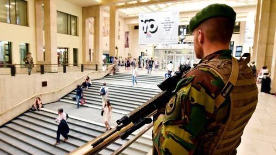 Un soldat vigila l&#039;entrada de l&#039;estació central.