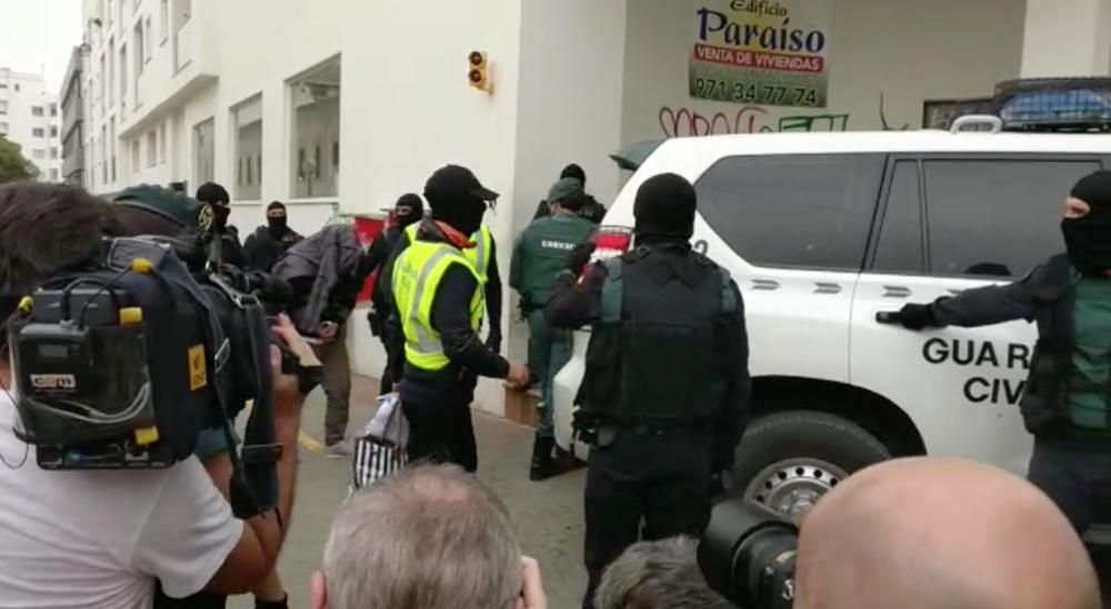 El imán de Sant Antoni, custodiado por la Guardia Civil.