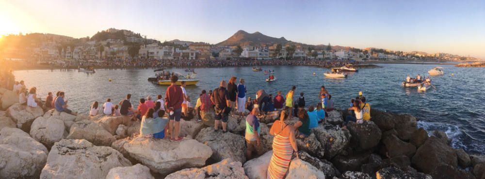 La Virgen del Carmen se hace a la mar en Pedregalejo, rodeada de cientos de personas.