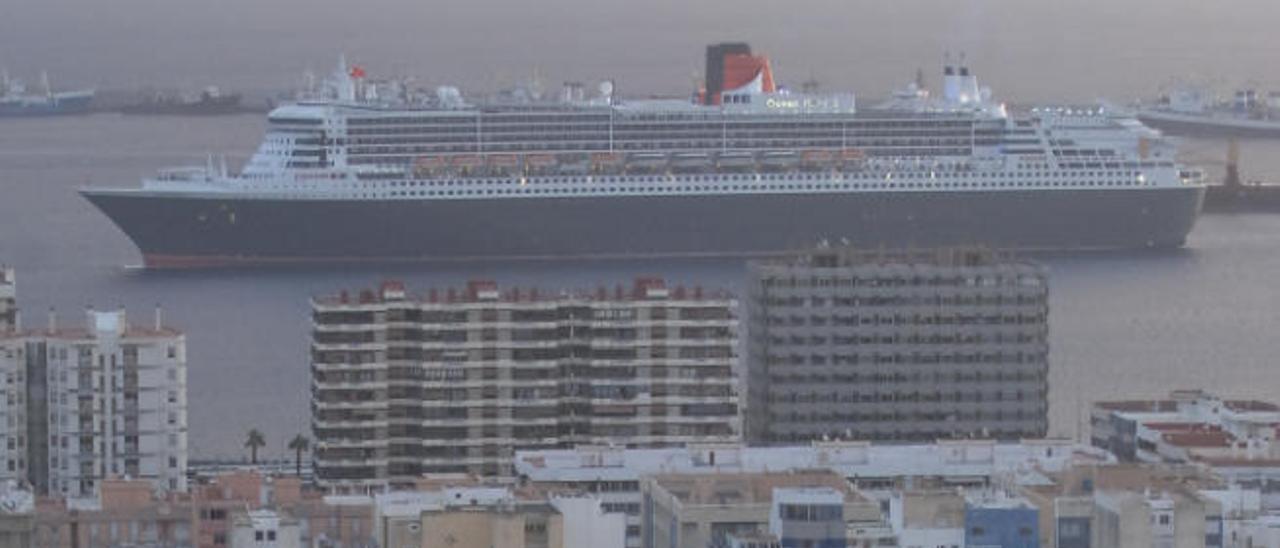 El crucero durante uno de sus últimos pasos por Gran Canaria, en el año 2013.