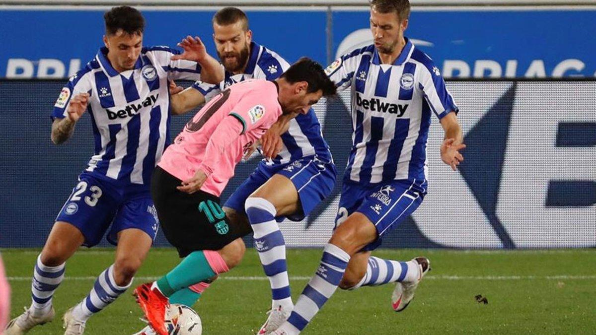 La imagen reflejó lo que fue el partido: Messi rodeado de tres rivales
