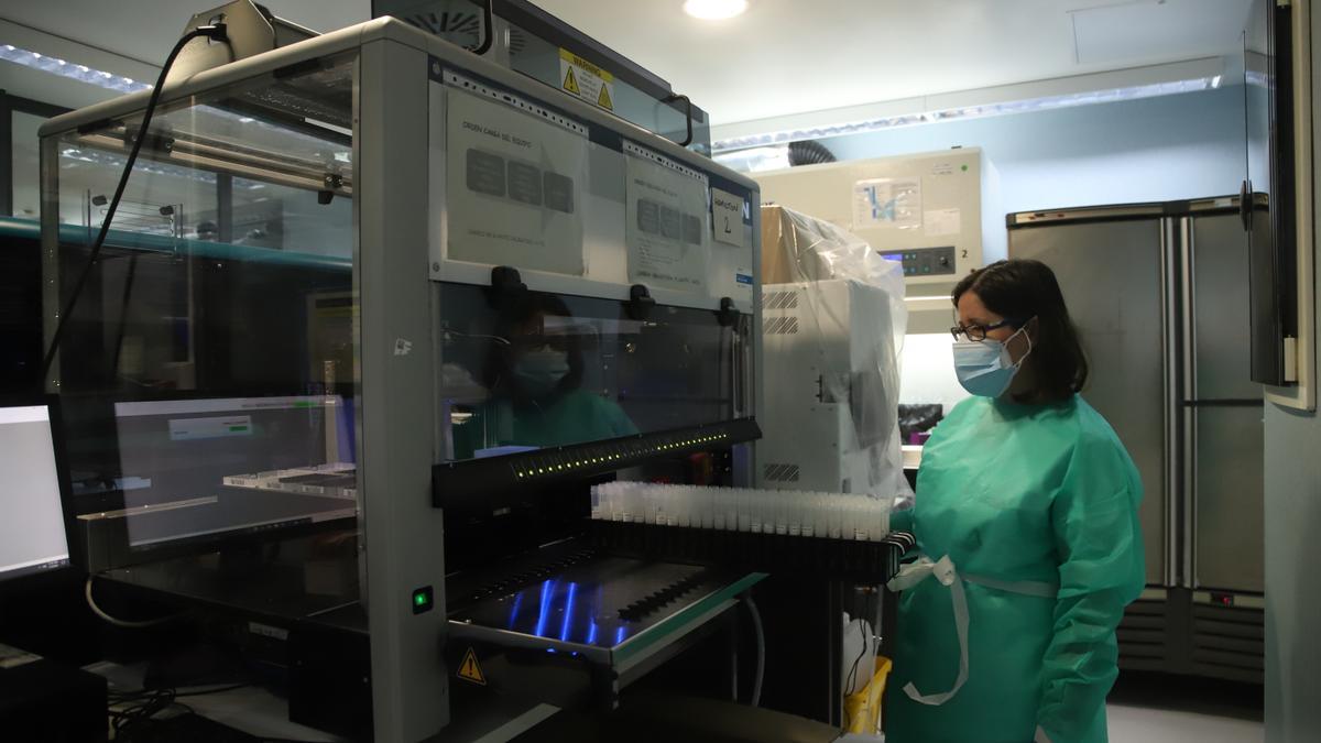 Laboratorio de Microbiología del hospital Reina Sofía, donde se analizan las pruebas PCR.