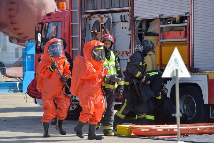 Simulacro de incendio en un barco, en las ...