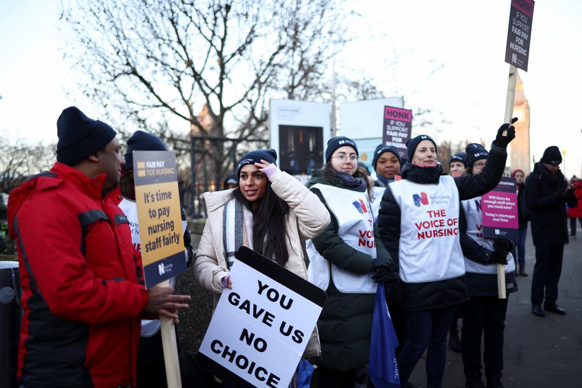 Protesta de enfermeras del sistema de salud público del Reino Unido (NHS, por sus siglas en inglés), frente al Hospital St. Thomas de Londres. Reclaman recibir un salario digno acorde con el trabajo que realizan.