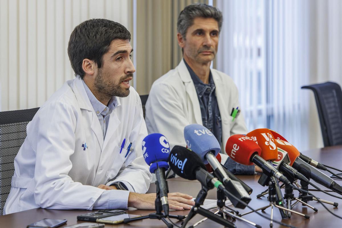 El gerente del Hospital Universitario de Burgos (HUBU), Carlos Cartón (i), y el jefe del servicio de oncología, Enrique Lastra (d).
