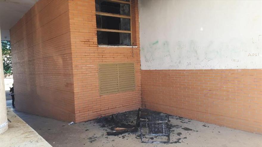 Detenido el joven que provocó un fuego en unos pisos de la calle El Salvador