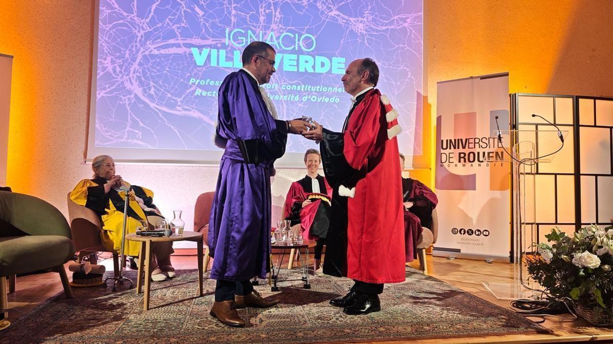 El rector de la Universidad de Oviedo recibe el diploma acreditativo como nuevo honoris causa de manos del rector de la Universidad de Rouen Normandía, Frank Le Derf.