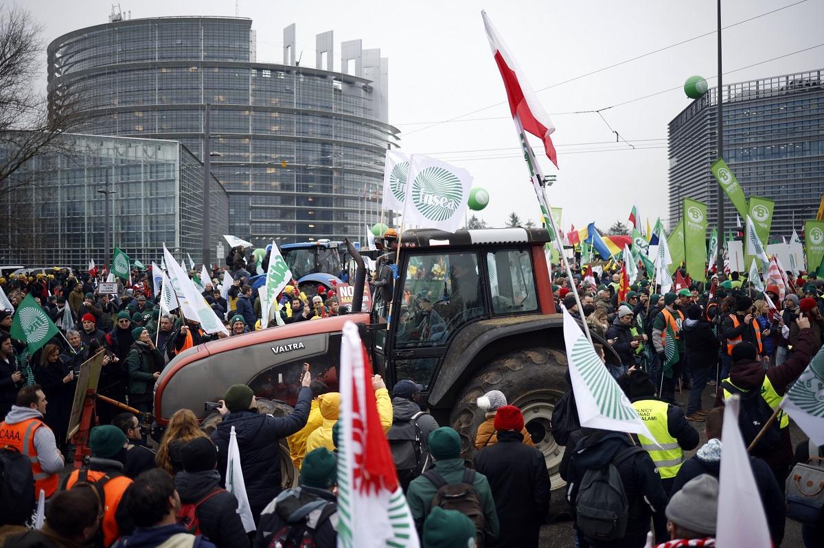 Protestas de agricultores europeos en Estrarburgo, en la sede del Parlamento de la UE.