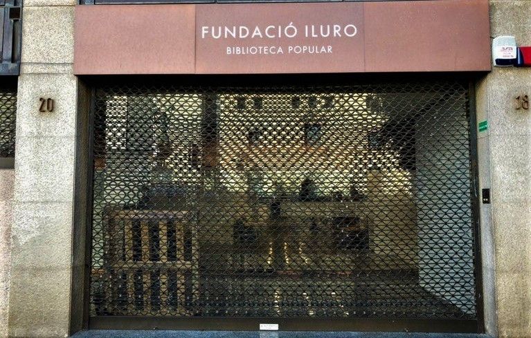 Puerta de acceso a la Biblioteca Popular de la Fundació Iluro en Mataró.