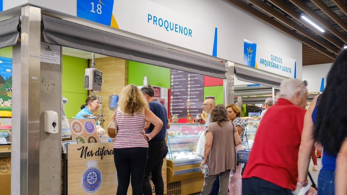 En la imagen algunos de los puestos de venta de queso en el Mercado de Guía