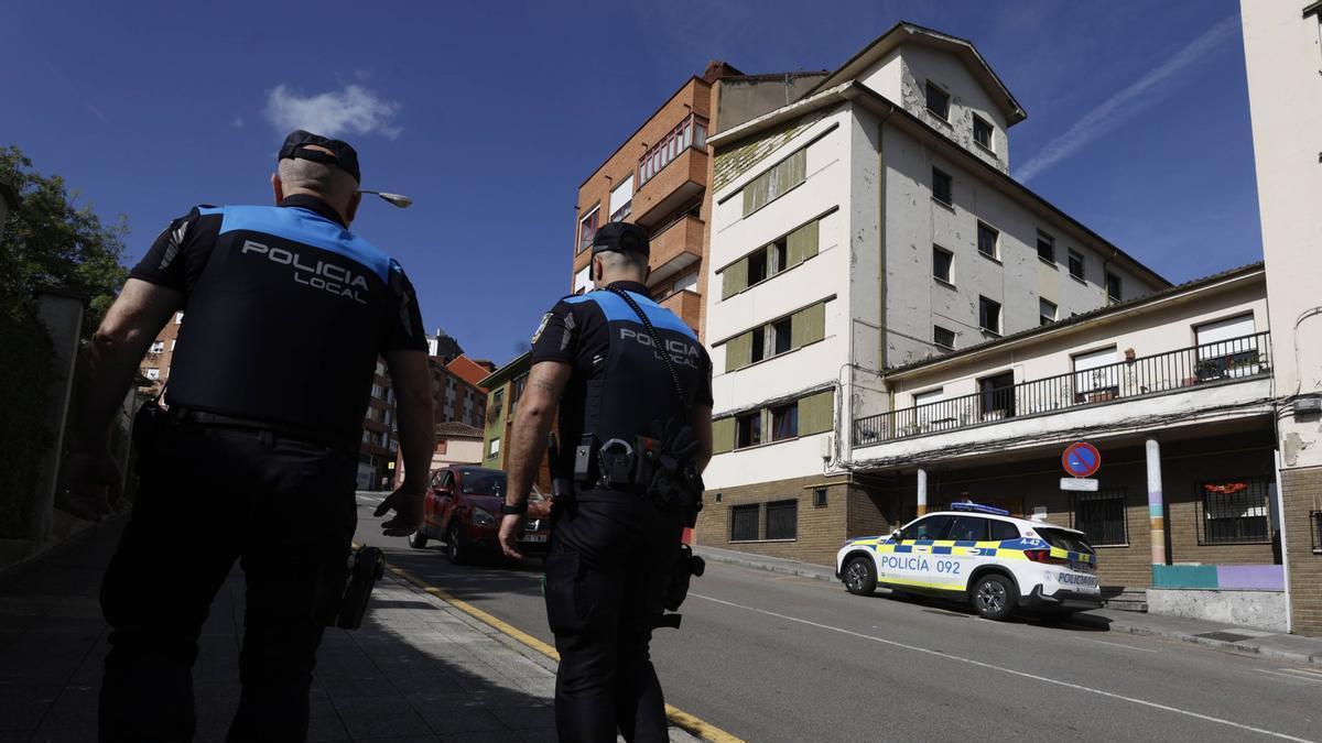 Policías locales en el entorno del Albergue Cano Mata