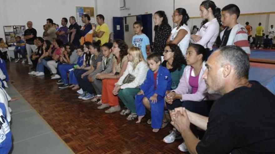 Una reunión del colectivo de padres y madres de los judocas que se han quedado sin viajar al torneo nacional. i CRUZ