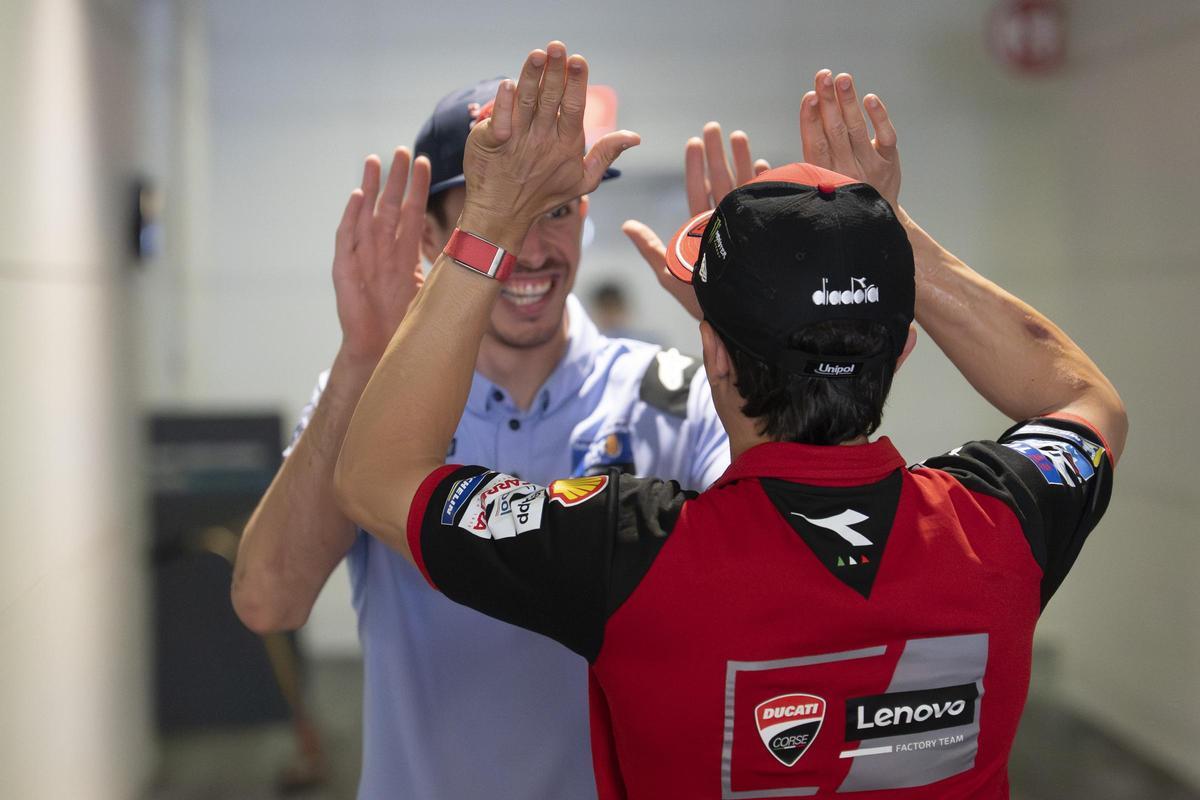 Àlex y Marc Márquez se saluda, ayer, en Austin (Texas, EEUU).