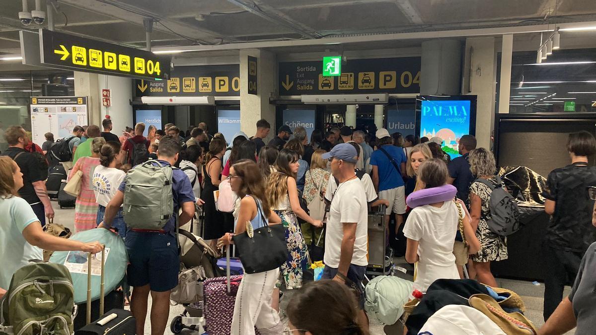 Pasajeros en el aeropuerto de Palma la noche del domingo 27, día de las fuertes tormentas en la isla.