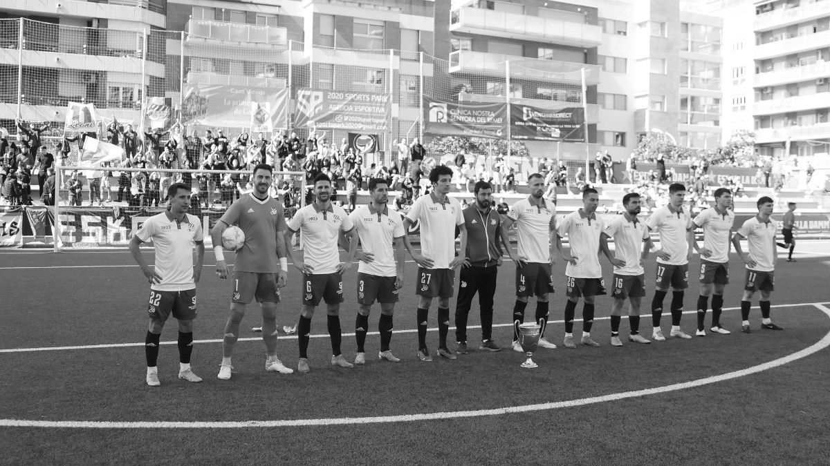 El Europa jugó con la camiseta vintage