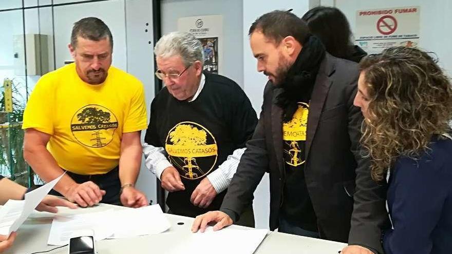 Miembros de Salvemos Catasós registran la solicitud en la oficina de la Xunta en Lalín.