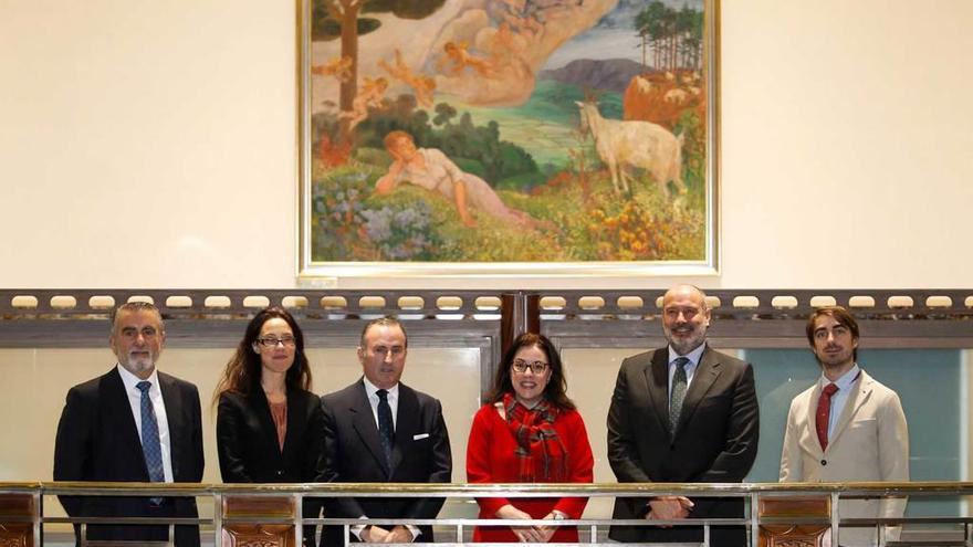 Por la izquierda, Constantino Martínez, María Eugenia Bausili, Pablo Junceda, Ángeles Rivero, directora de LA NUEVA ESPAÑA, Jaime Viladomiu y Jaime de Nardiz, bajo un cuadro de Evaristo Valle en la sede histórica del Herrero en Oviedo.