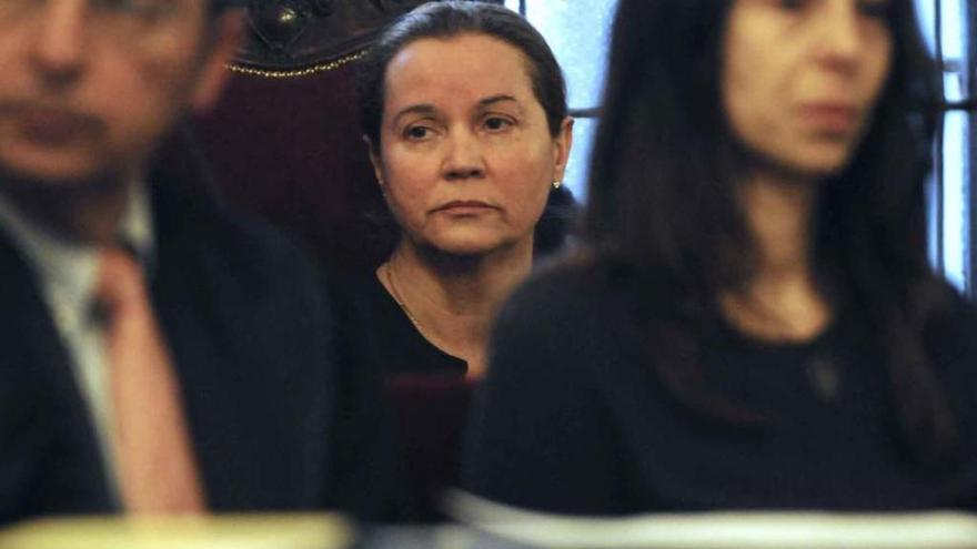 Montserrat González (centro) y Raquel Gago, derecha, durante el juicio que se celebra en la Audiencia Provincial de León.