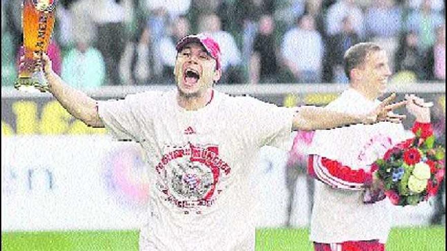 Van Bommel celebra con una gran jarra de cerveza el nuevo título del Bayern en la Bundesliga.