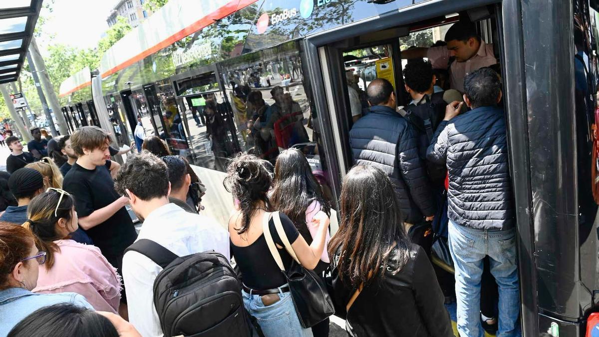 Apretones para subirse a un bus, este lunes, en Barcelona