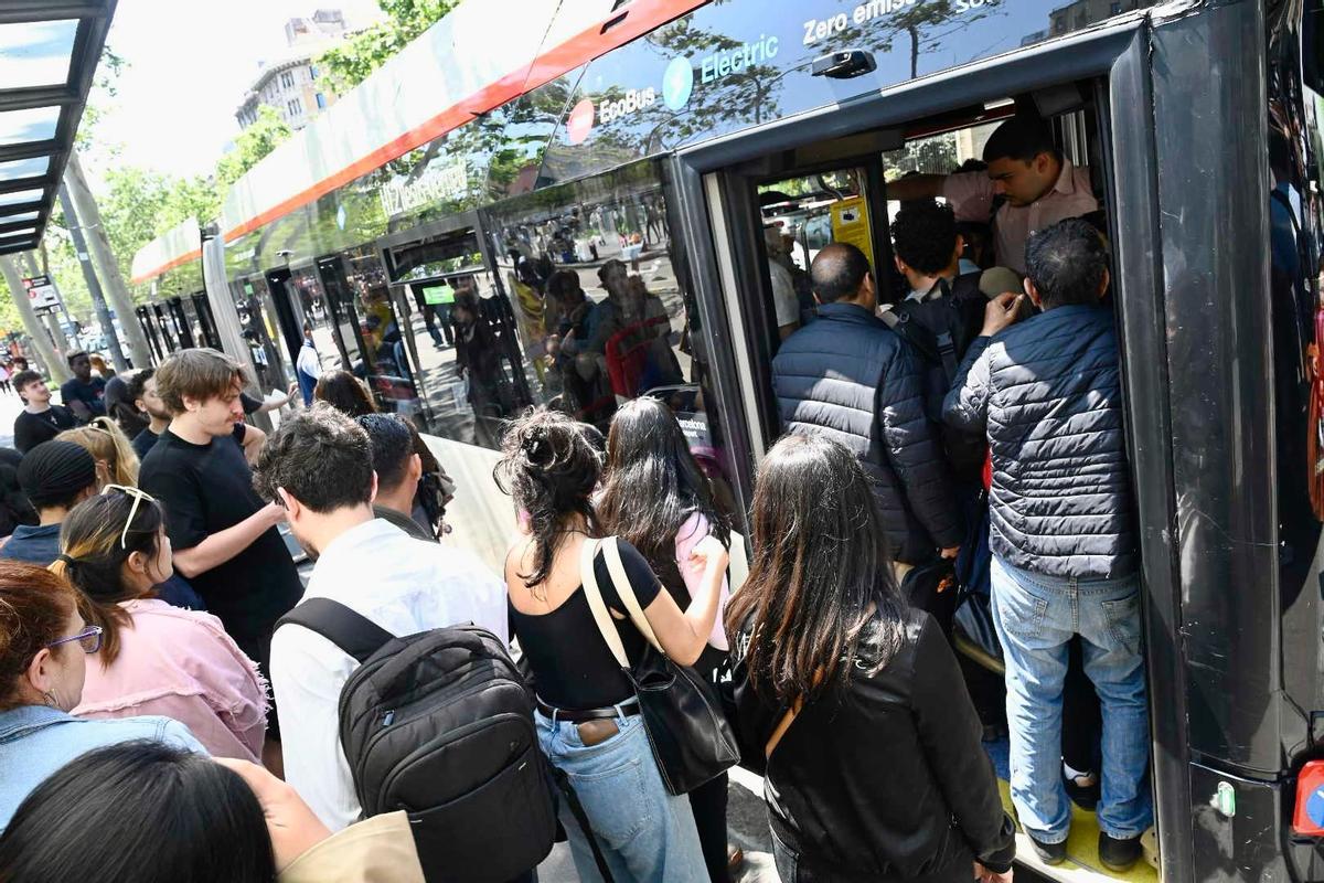 Apretones para subirse a un bus, este lunes, en Barcelona